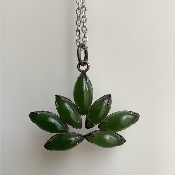 New vintage jade lotus or leaf large statement pendant necklace - Picture 8 of 16
